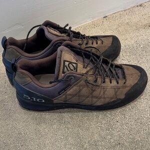 Men's Black and Brown Athletic Shoes